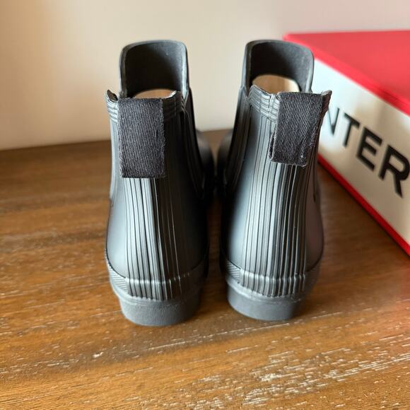 Hunter Woman’s Black Original Chelsea Waterproof Rain Boot- Size 6M - Picture 4 of 9